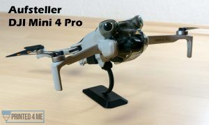 Printed4Me DJI Mini 4 Pro Halterung Ständer Aufsteller - Ständer mit Drohne und Text